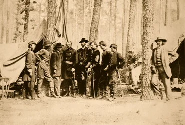 Le général Potter et son état-major avec Mathew Brady appuyé contre un arbre, 1861-65